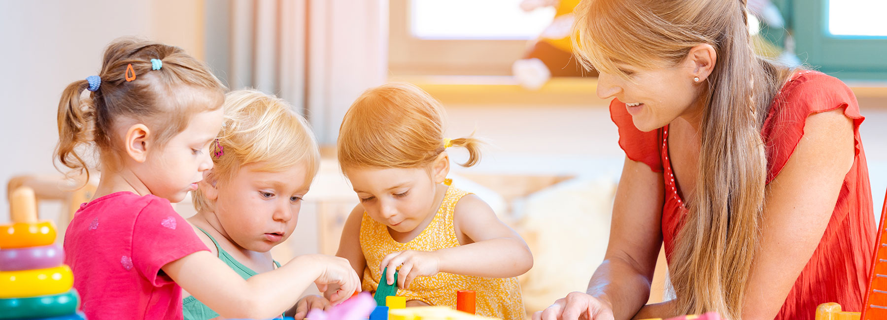 Adulte qui regarde des enfants jouer