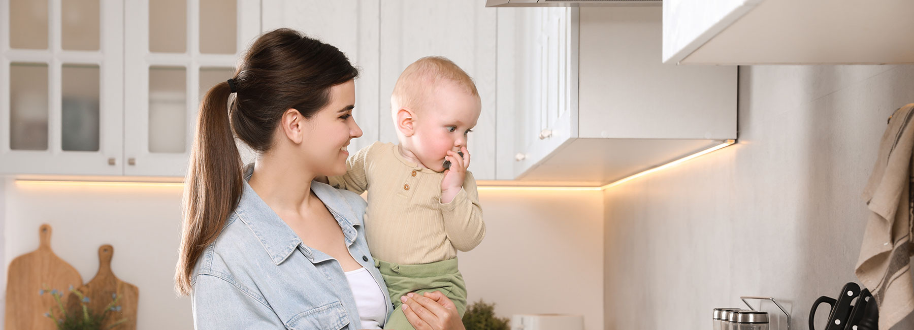 Femme portant un bébé